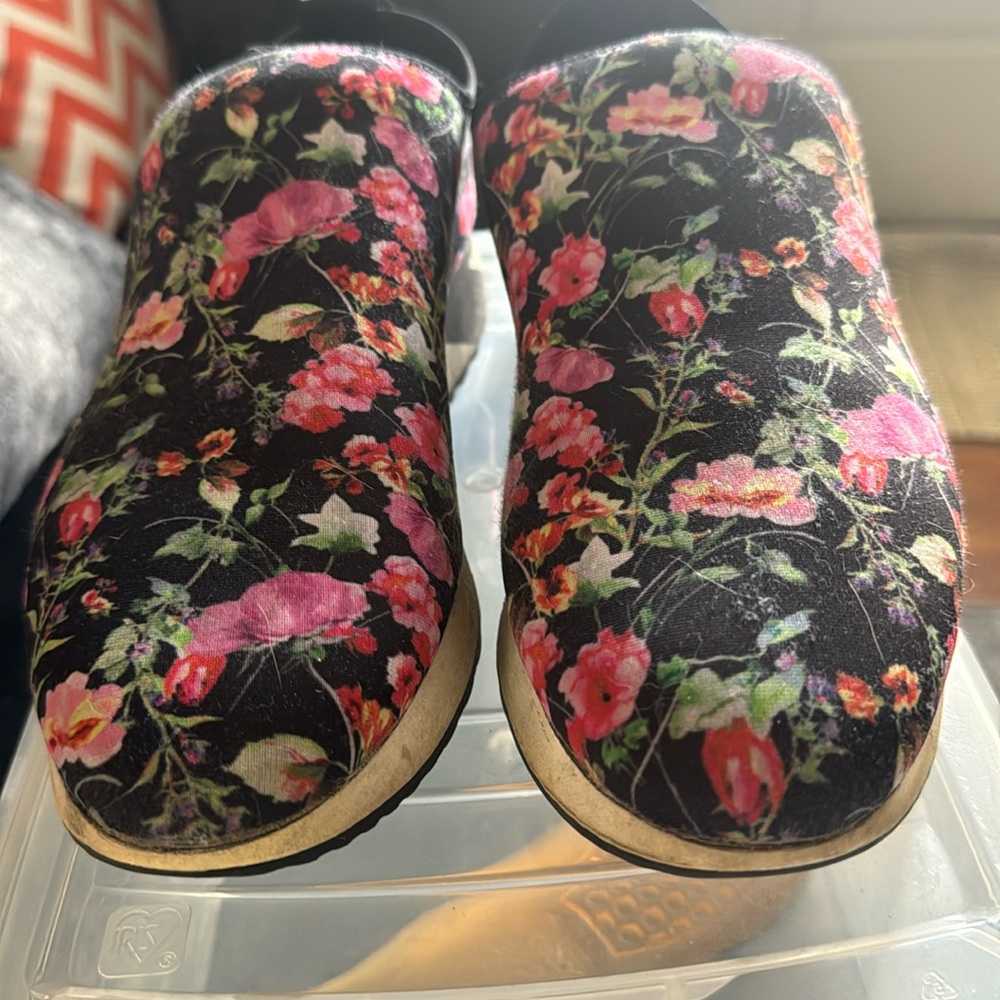 Steve Madden slip on tennis shoes size 8
